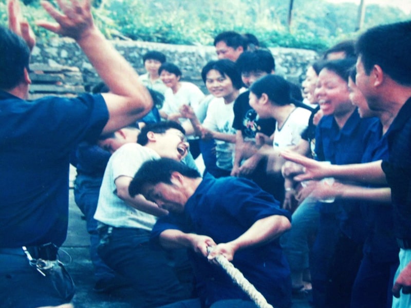 2001年(nian)國慶職(zhí)工拔河(hé)比賽