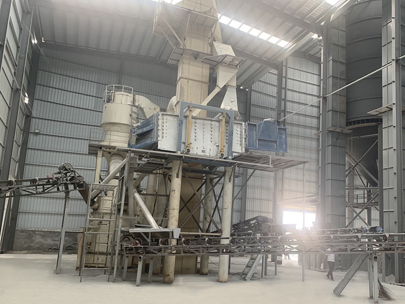 湖南花(hua)崗岩制砂(sha)機生産現(xiàn)場