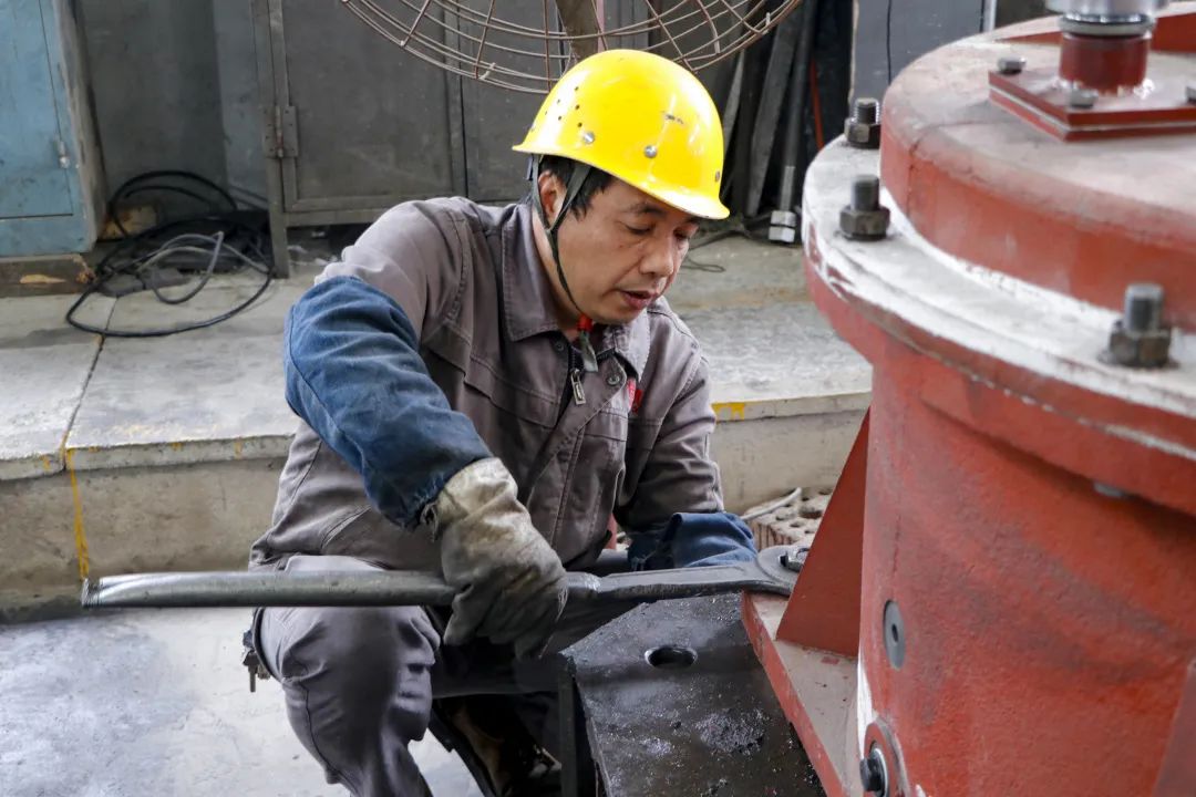 桂礦(kuang)人物志：蘇桂青(qīng)——專注平凡崗位(wei)，彰顯工匠精神(shén)
